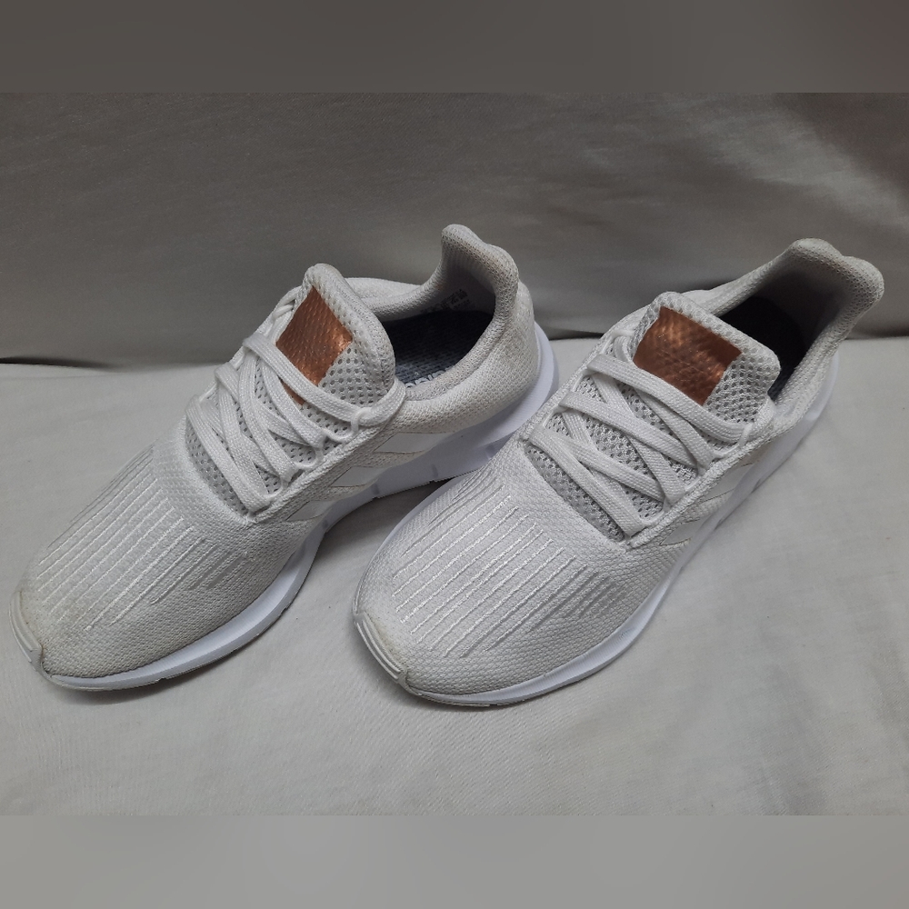 Adidas Women's Swift Run Sneakers size 7